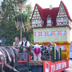 Umzugswagen mit dem Schloss aus Blüten