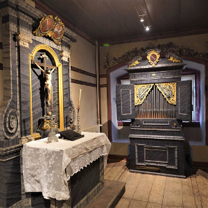Schlossorgel und Altar im Orgelbaumuseum