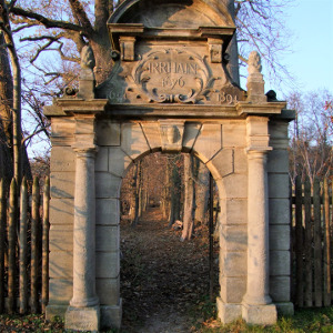 Eingangsportal zum Irrhain