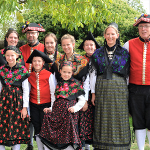 Mitg­lieder der vorma­ligen Erben­gemein­schaft mit Fami­lie in Neun­hofer Tracht 2018