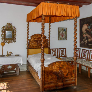 Schlafzimmer mit barockem Himmelbett im 1. Obergeschoß
