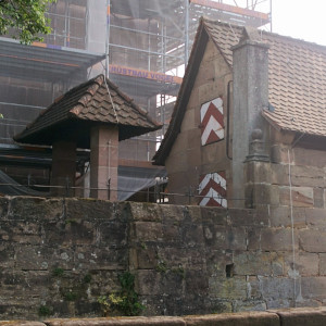 Blick auf das Badhaus und den Ziehbrunnen