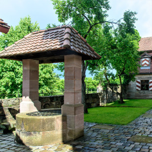 Zieh­brunnen im inneren Schloss­hof